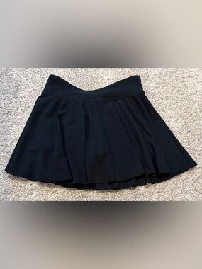 Under Armour girls youth medium skirt with shorts under.